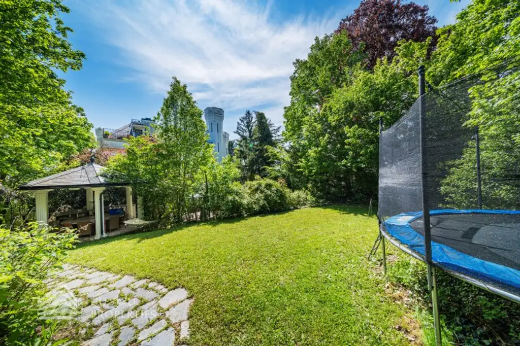Luxuriöser 14- Zimmer Wohntraum mit Dachterrasse und Pool, Nähe Wilhelminenschloss