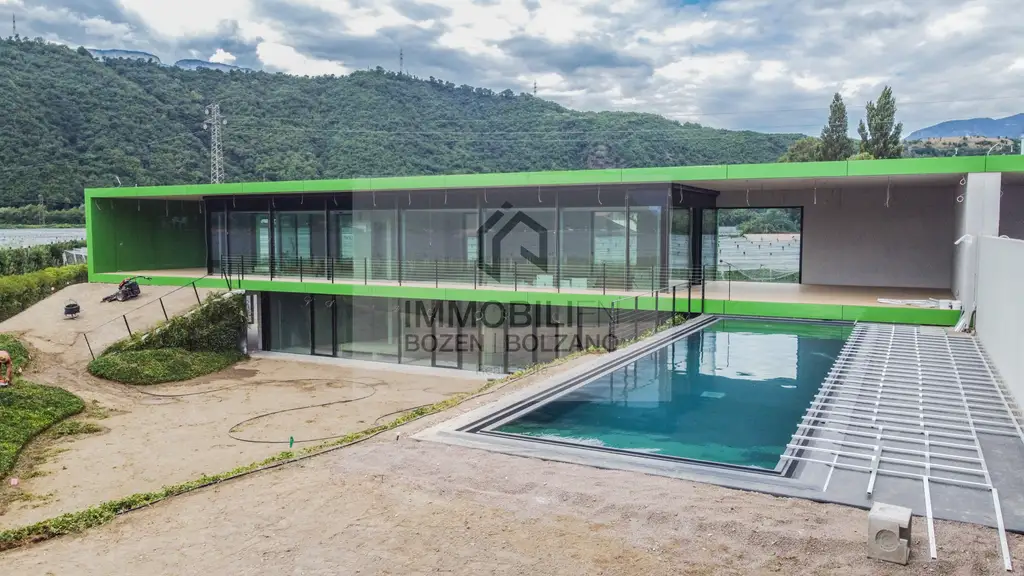 Designer Villa mit Garten und Pool im Grünen zu verkaufen