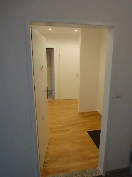 Baumeistergasse: Zwei Zimmer (zenral begehbar) mit Balkon!