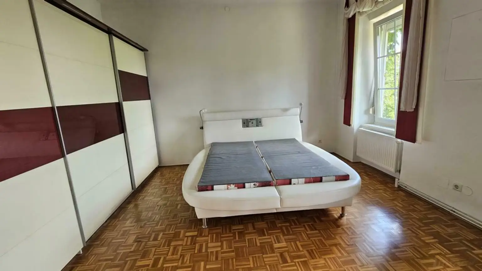 **Villa mit Türmchen in bester Lage  ** 2 Wohneinheiten ** parkähnlicher Garten **2 Parzellen **