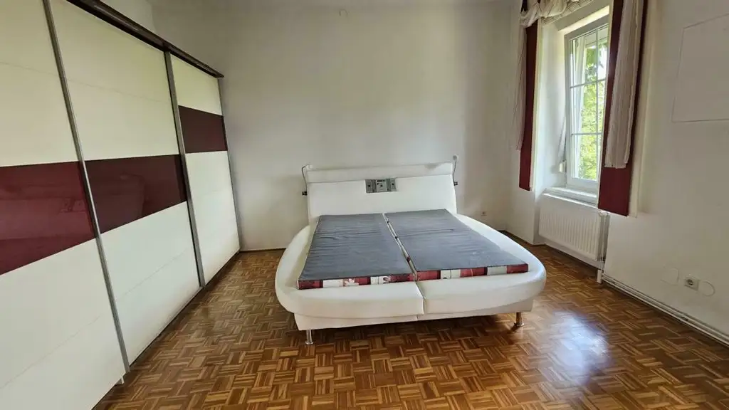 **Villa mit Türmchen in bester Lage  ** 2 Wohneinheiten ** parkähnlicher Garten **2 Parzellen **