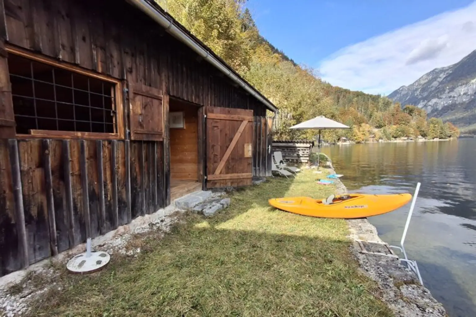 Einzigartig: Hütte und Badeplatz direkt am Hallstättersee.