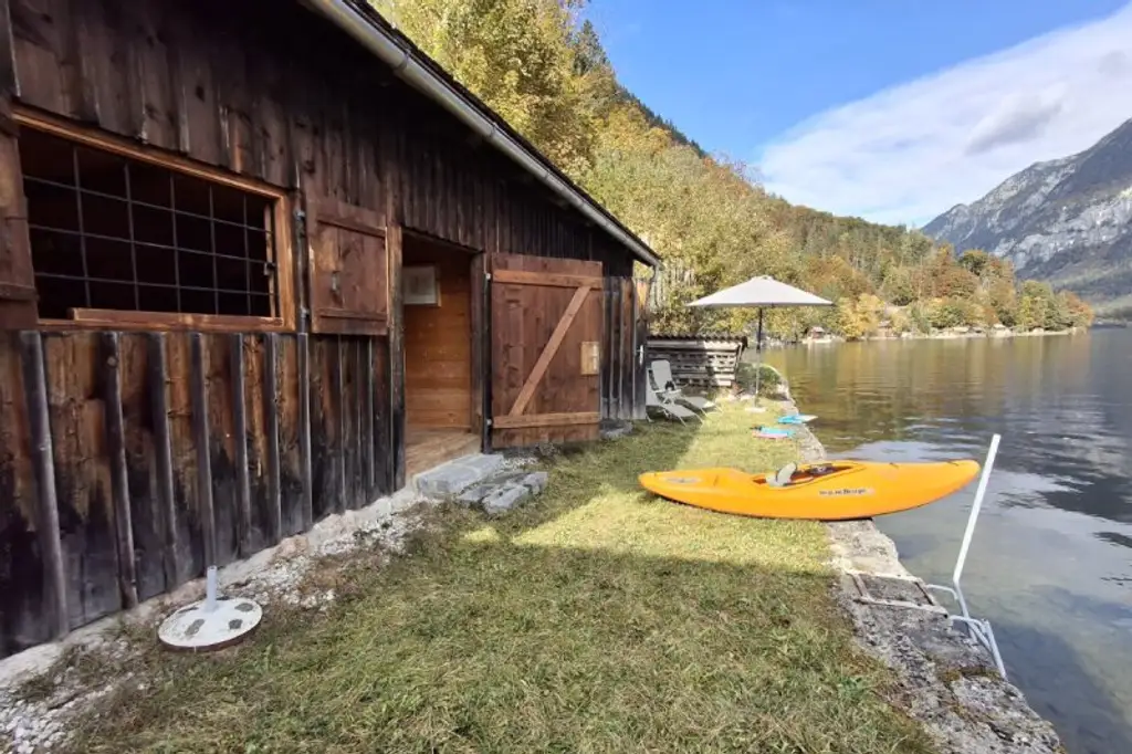 Einzigartig: Hütte und Badeplatz direkt am Hallstättersee.