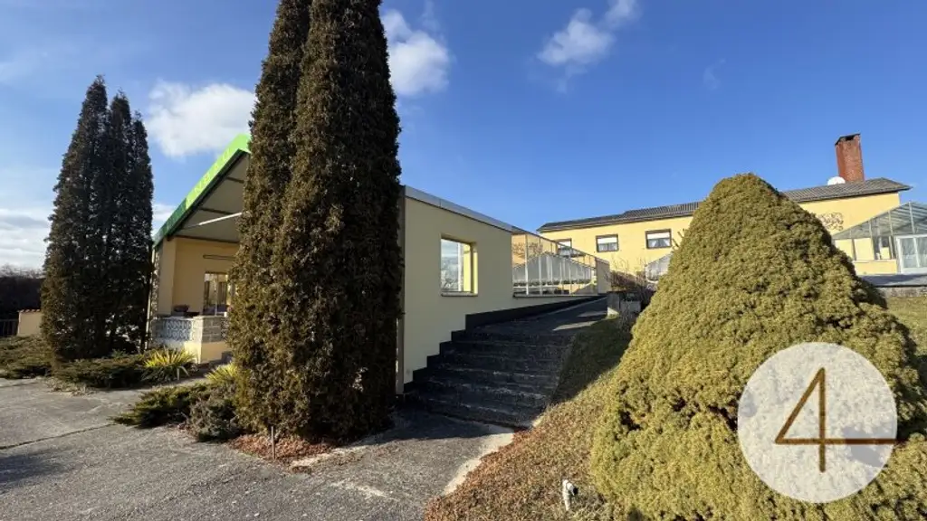 Zwei Häuser plus Nebengebäude