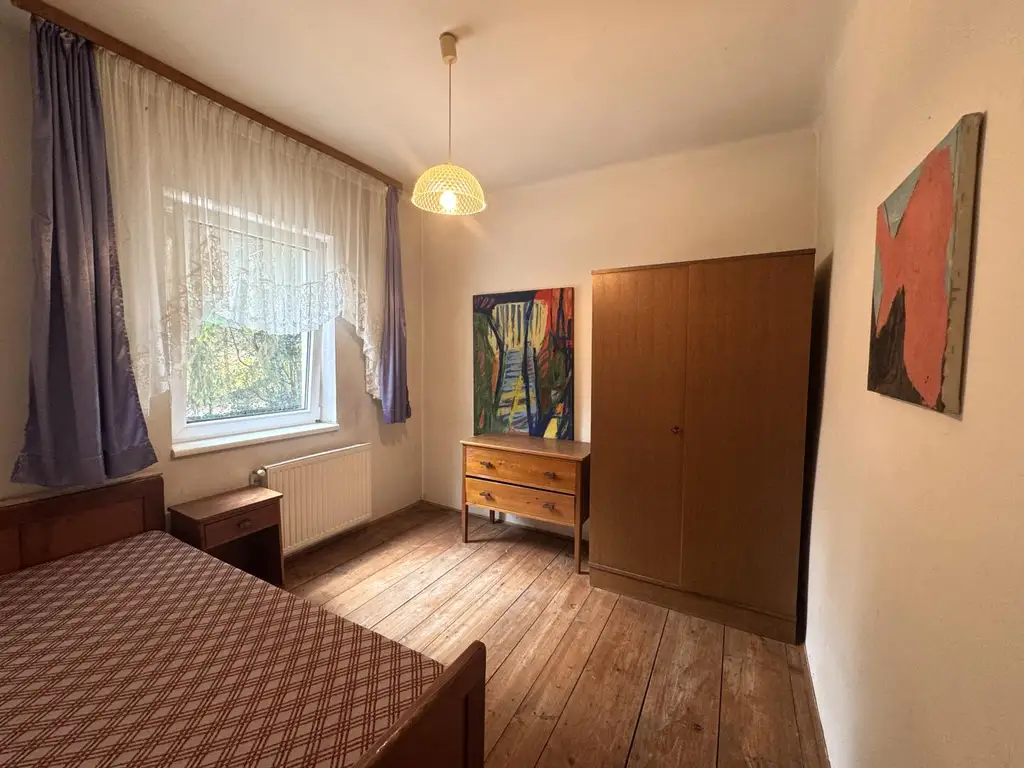 Sanierungsbedürftiges Mehrfamilienhaus mit großem Grundstück und hoher Bebauungsdichte