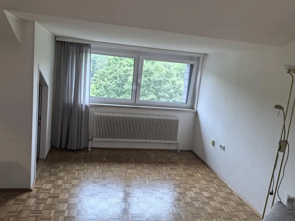 Gepflegte Mansardenwohnung mit Garage