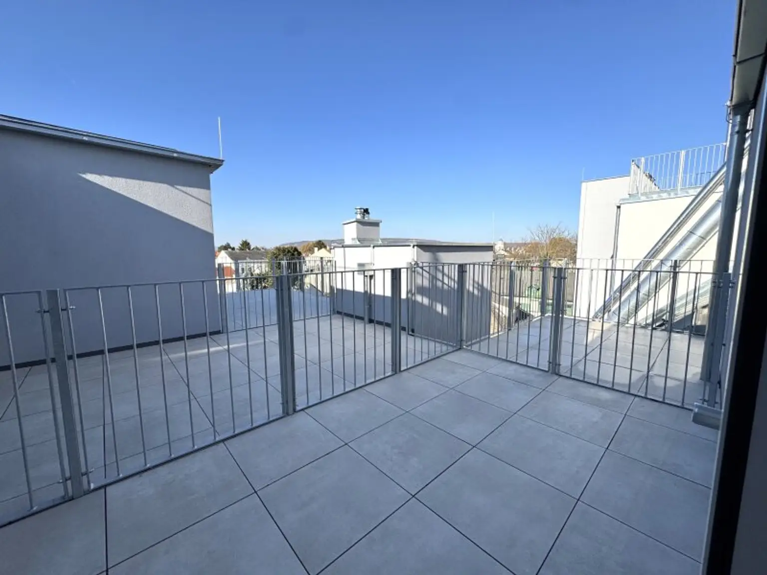 2 Zimmer Dachgeschoss Wohnung mit Home-Office Bereich und Terrasse sowie Klimaanlage - Erstbezug - Unbefristet