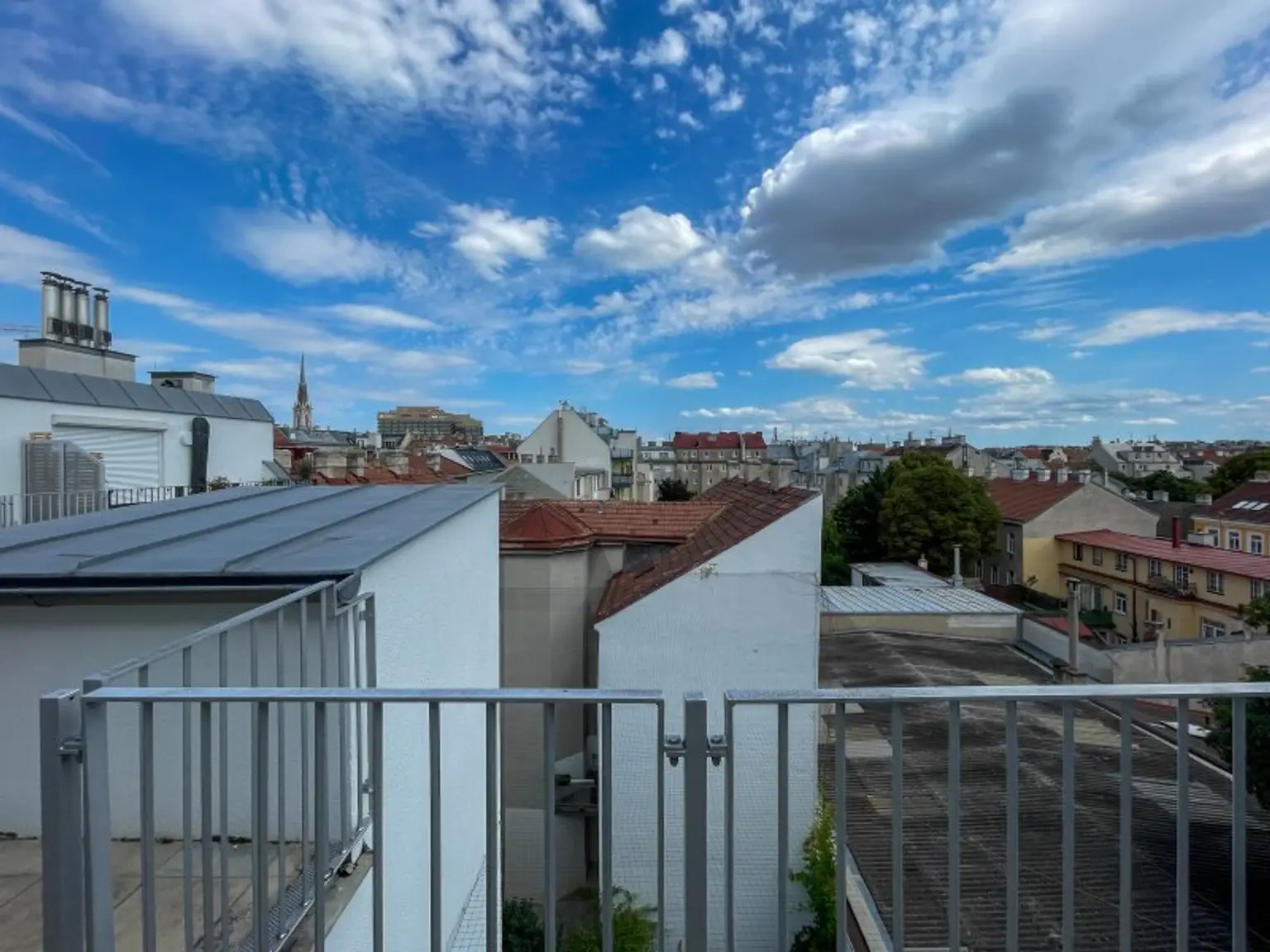 DG-Maisonette mit Terrasse – Wohnen auf zwei Ebenen in ruhiger Stadtlage mit Weitblick