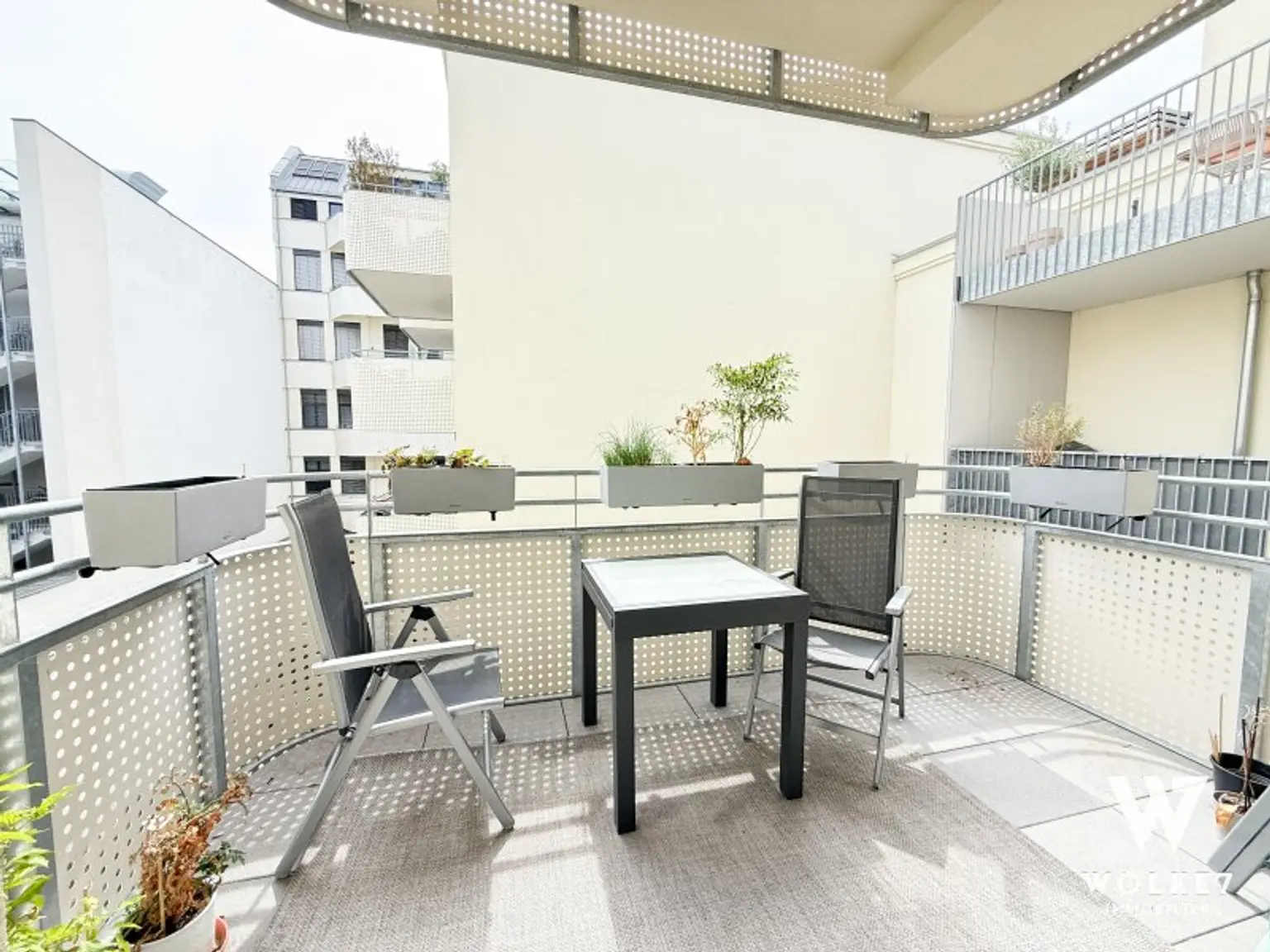 Klassischer Altbau trifft modernen Luxus – Helle kernsanierte 2-Zimmer-Wohnung mit Balkon & Tiefgarage in bester Lage von Margareten