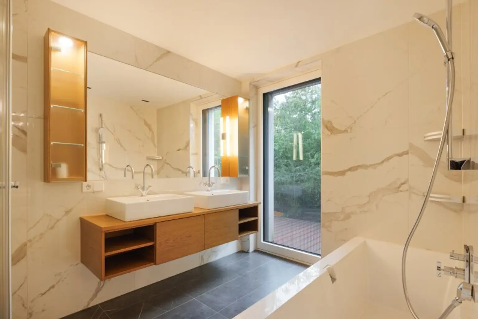 WOHNUNG mit 300 m² Privatgarten im 1190 Wien + Pool und Gym Nähe American Int. School