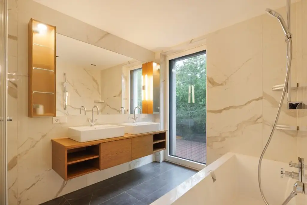 WOHNUNG mit 300 m² Privatgarten im 1190 Wien + Pool und Gym Nähe American Int. School