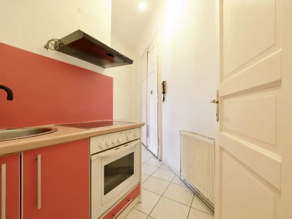 Renovierungsbedürftige Garçonnière in klassischem Gründerzeithaus in U-Bahn-Nähe