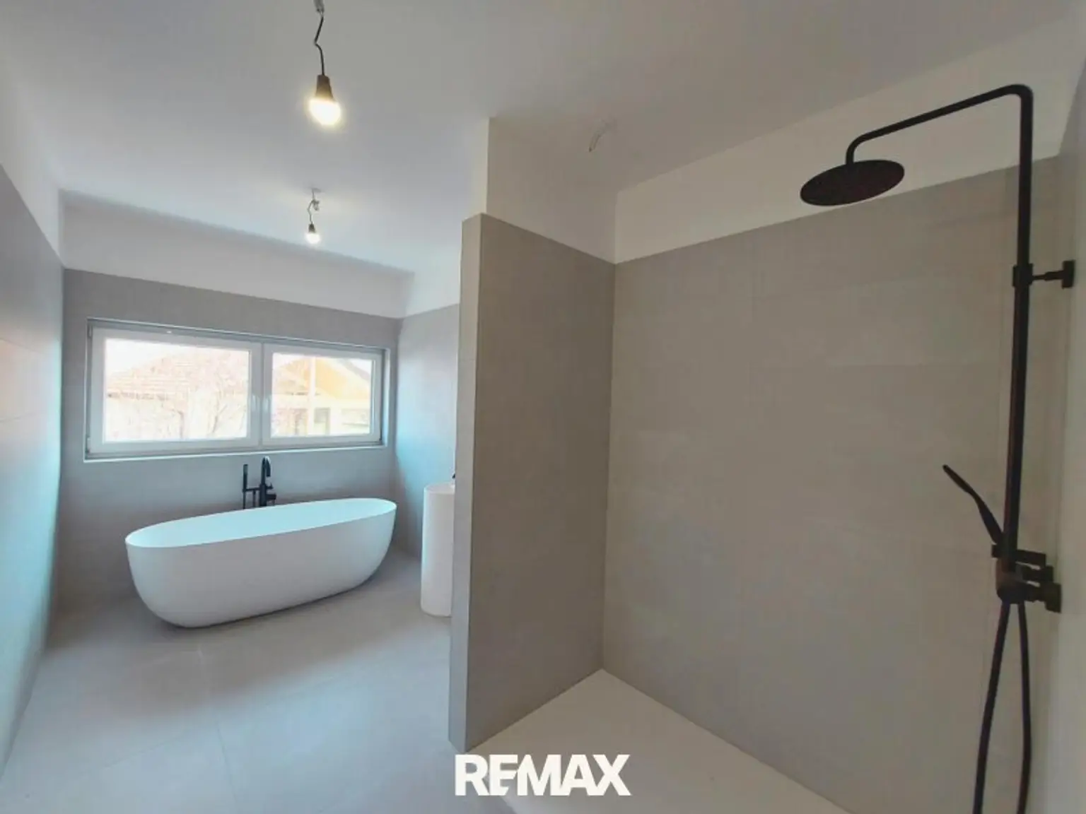 Badezimmer mit Badewanne und Dusche