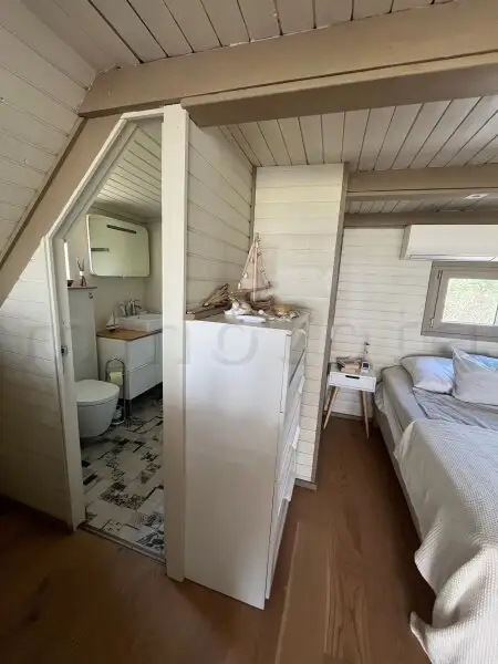 Neu adaptierte Spitzhütte in Toplage am offenen See