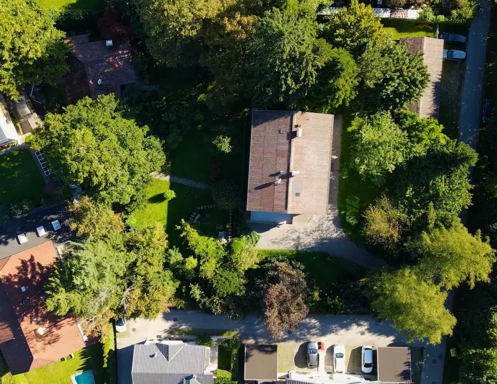 EINZIGARTIGES GRUNDSTÜCK MIT PARKÄHNLICHEM CHARAKTER!