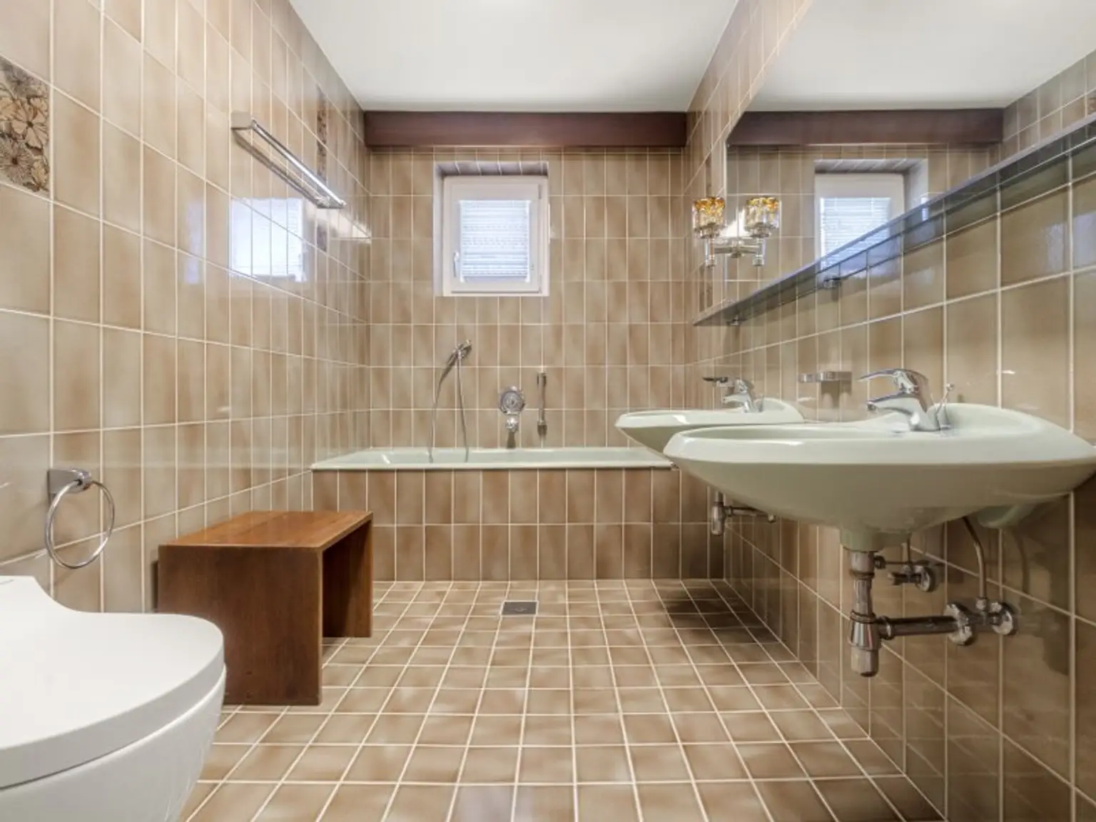 Schöner, gepflegter 270m² Bungalow mit 2 Wohnungen und 1.318m² Grund in Viktring in ruhiger sonniger Aussichtslage!