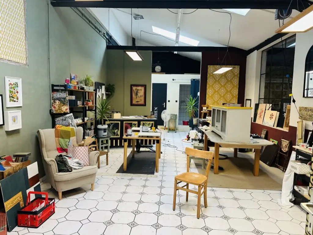 Wunderschöne Lagerhallen mit Büro, Parkplätzen, gute Erreichbarkeit, gute Zufahrt