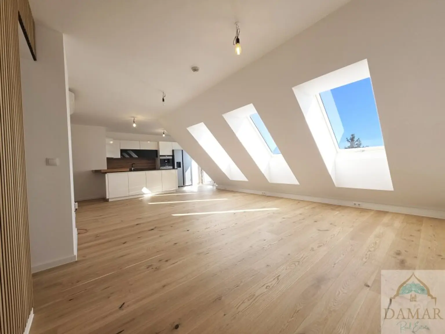 Den Arbeitsalltag im eigenen Whirlpool auf der riesigen Dachterrasse vergessen und die Seele baumeln lassen!