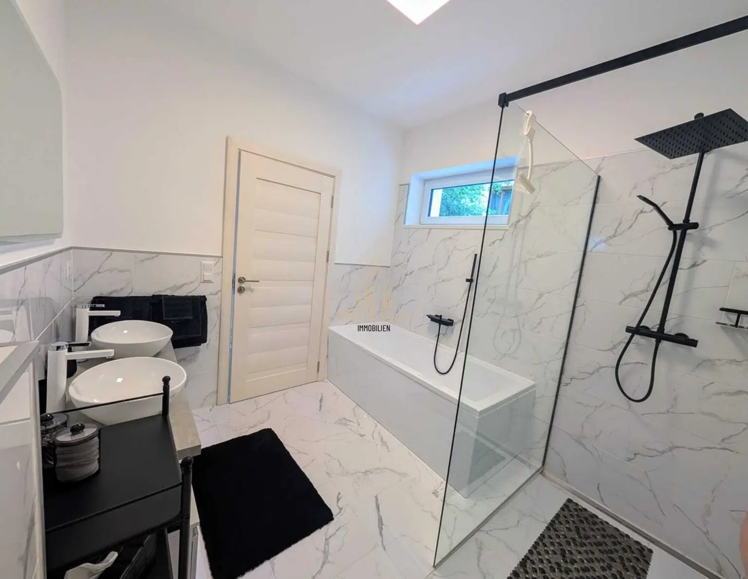 Renditeobjekt in Haslach: Gepflegtes Booking-Haus mit Garten, Balkonen & Garage! - ca € 3.000 Einnahmen monatlich!