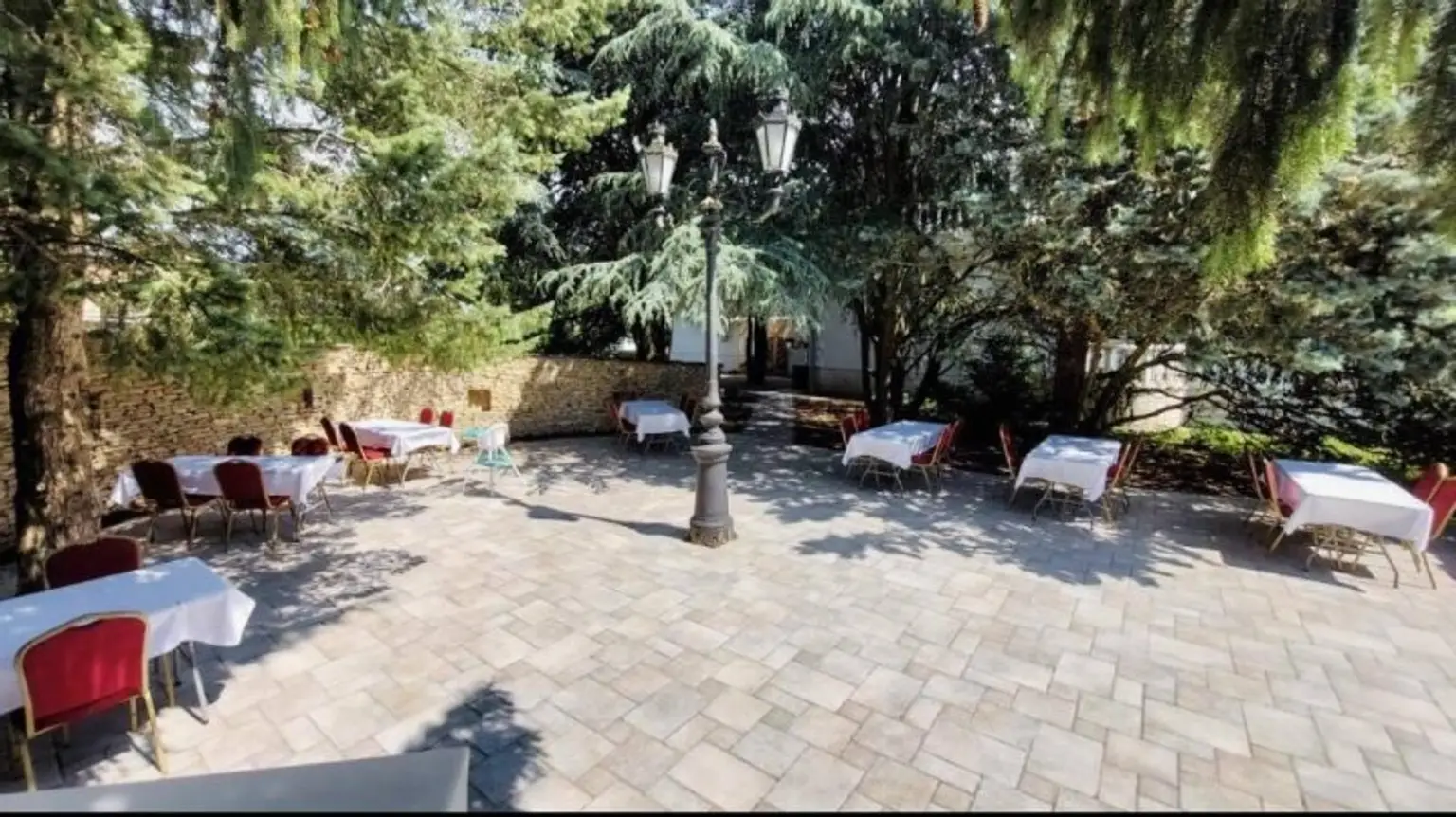 +++ Exklusive Villa im Herzen von Szombathely – Ruheoase auf rund 5300 m² +++