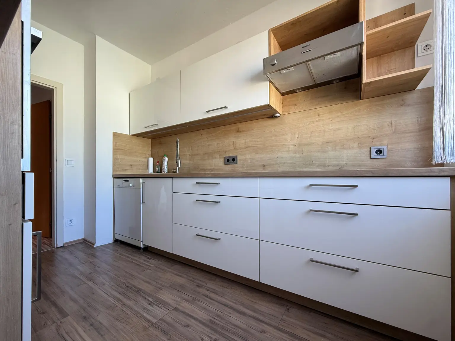 Küche mit Geräten und großem Kühlschrank