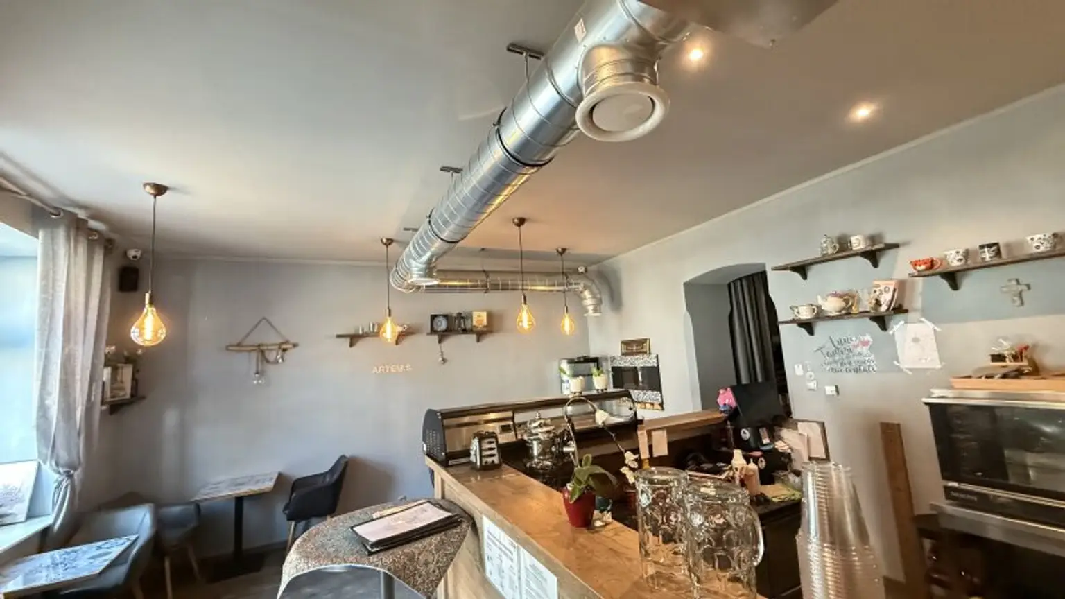 Gastronomielokal zur Miete: Bar, Kaffe, Imbiss, Konditorei mit hofseitigem Gastgarten und Betriebsanlagengenehmigung bis 02:00!