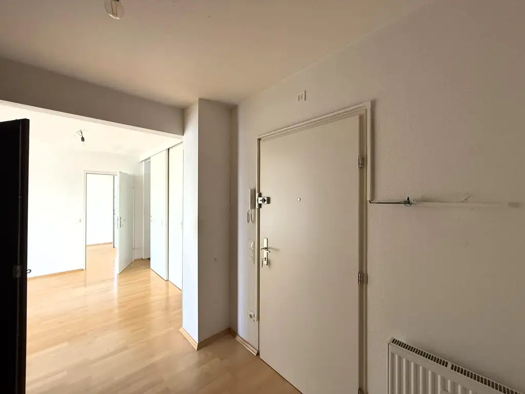 Eine helle, renovierungsbedürftige 3-Zimmer Wohnung // A bright 3-room apartment in need of renovation //
