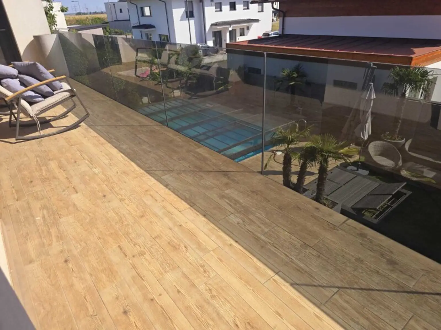 Traumhaft LUXURIÖS AUSGESSTATTETES SMART EFH in Leopoldsdorf: Wfl. 196m², 6 Zimmer, Balkon & Terrasse! + PHOTOVOLTAIK ANLAGE mit STROMSPEICHER + beheizter POOL  + GARAGE + GRILLPLATZ +