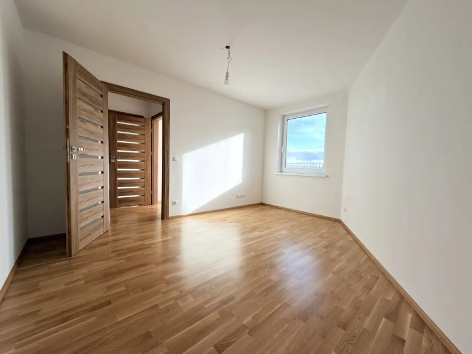 Terrassentraum -  3 Zimmer klimatisierte Dachgeschosswohnung - ohne Dachschrägen - mit 28 m2 Terrasse - Baujahr 2021 TOP 39 - PREIS Inkl. Heizung