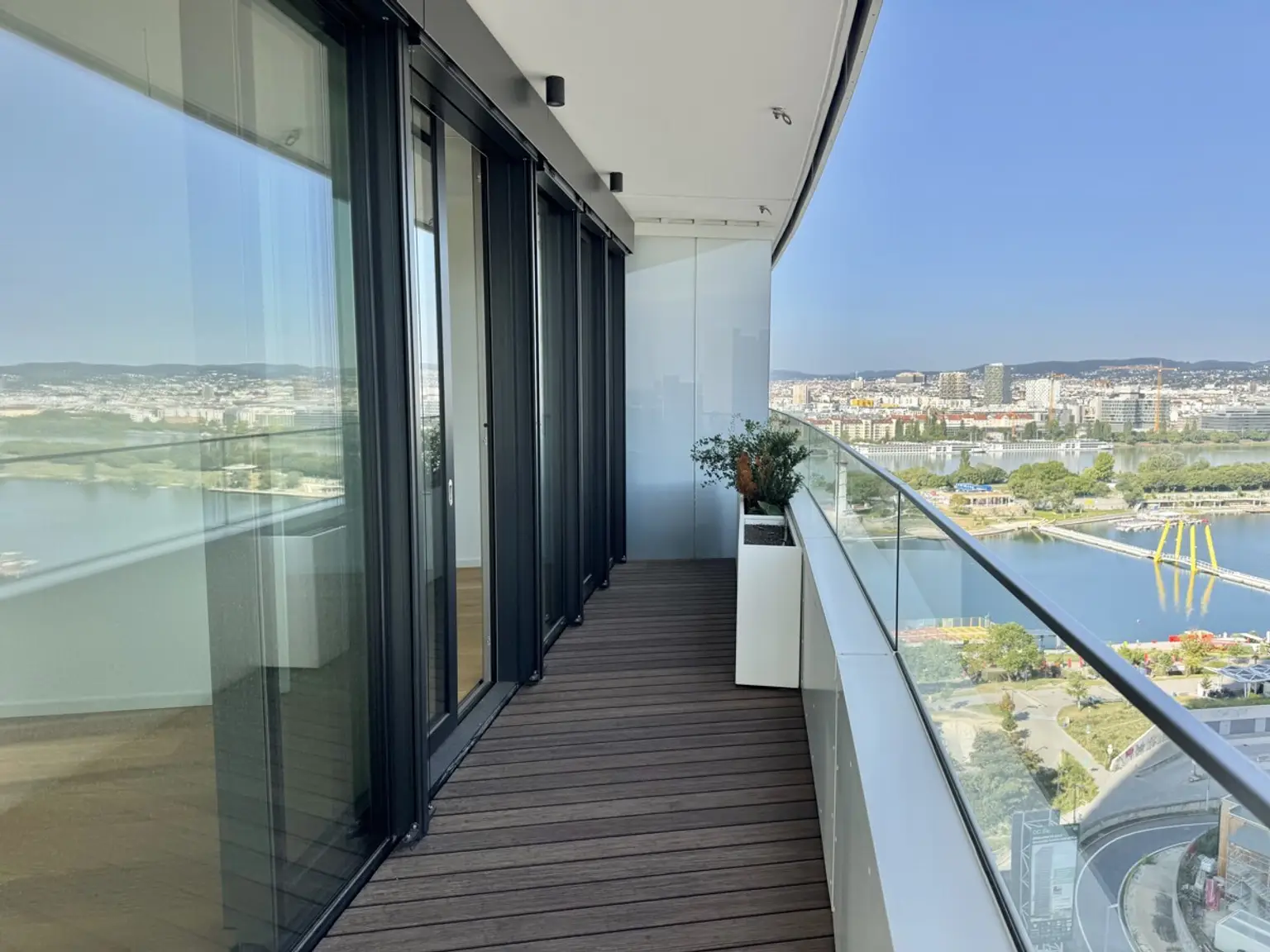NEU: Höchste Wohnkultur - 2 Zimmer Highlight im Premium Tower inkl. Wellness und Swimming Pool