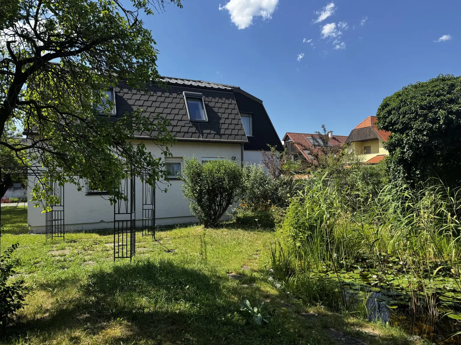 Wohnhaus inmitten vom Gartenparadies