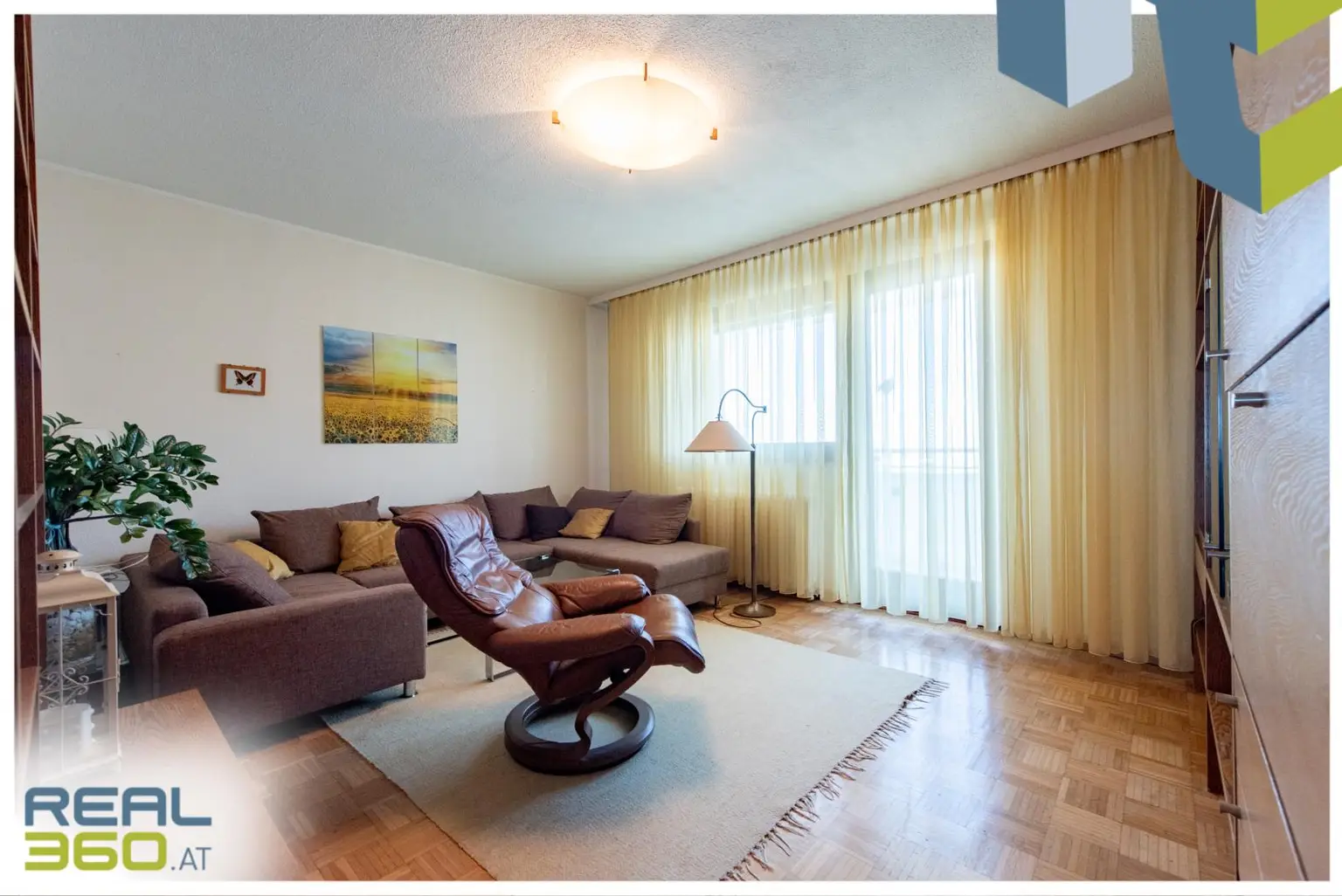 Wohnzimmer mit Zugang zur Loggia