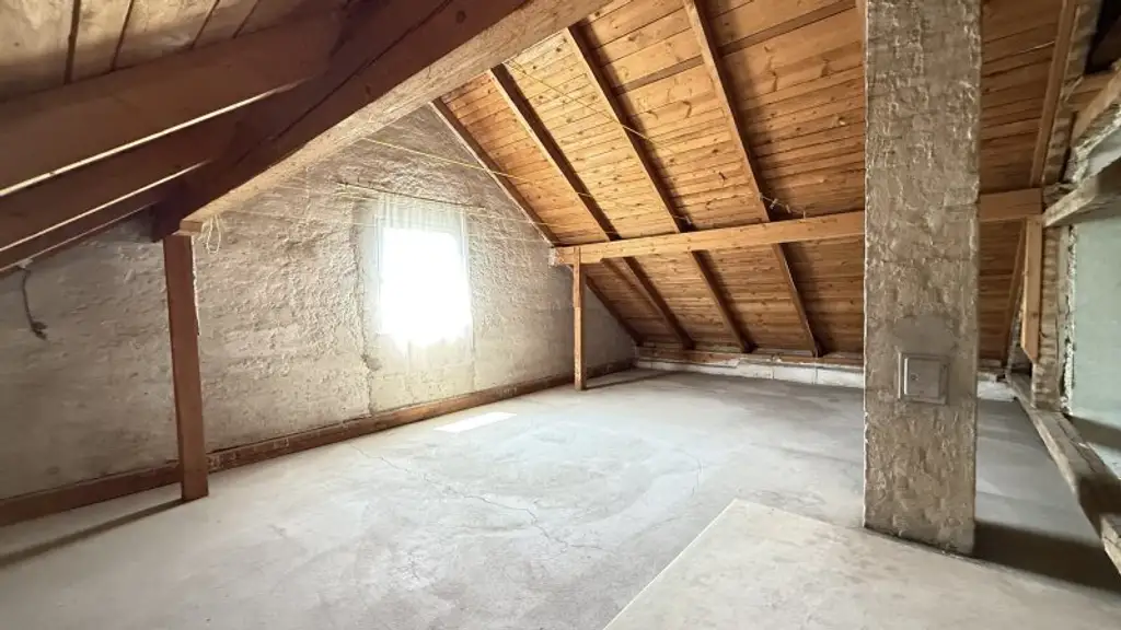 Großes Einfamilienhaus mit Veranda und Wirtschaftsanbau mit uneinsichtigen Garten + Ausbaupotential!