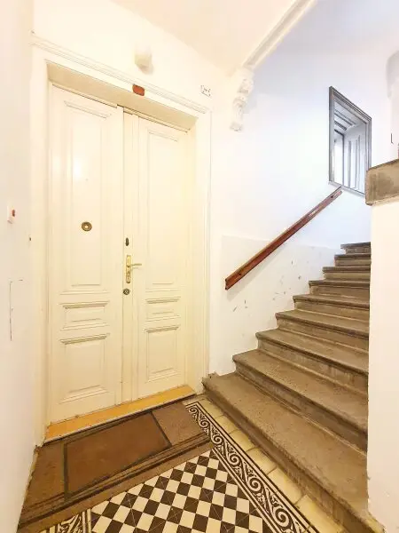 ++NEU++ Sanierungsbedürftige ALTBAU-CHARME & Top-Lage!  2,5-Zimmer-Perle perfekt als Anlage beim Ebner-Eschenbach-Park!