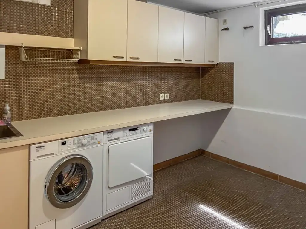 Familiengeeignetes Eckreihenhaus bei der Amerikanischen Schule:  5 Zimmer, und ein Gäste-Studio mit Bad,  Garten, Balkon, Garage, viel Platz und Ruhe!