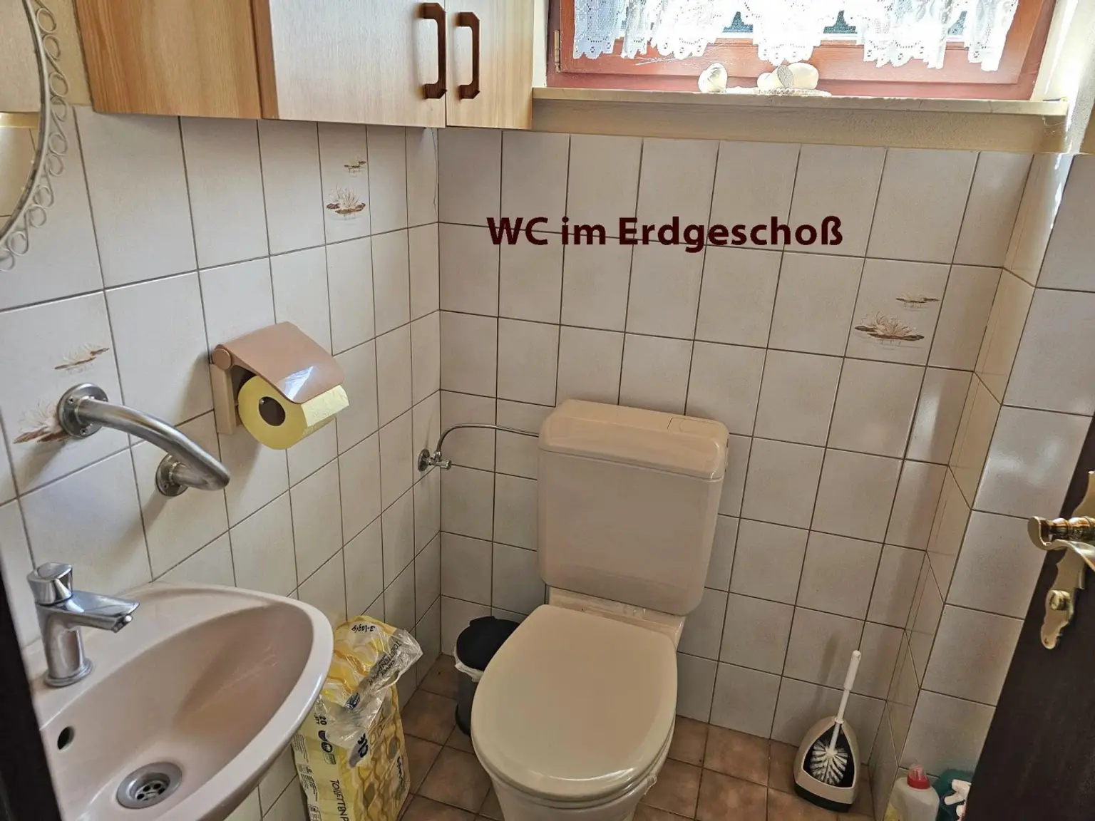 Einfamilienhaus mit Garage und Terrasse.