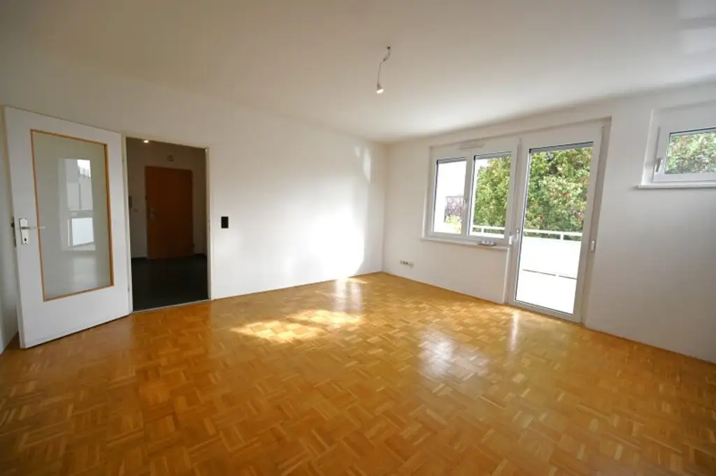 Familienfreundliche Wohnung mit Balkon, Terrasse und Grünblick in Hörsching