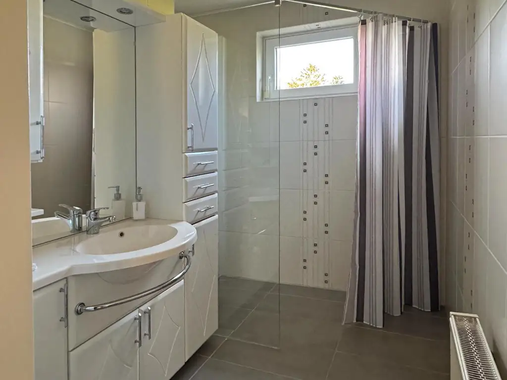 "Coole Liegenschaft - überdachtes Pool inklusive!"