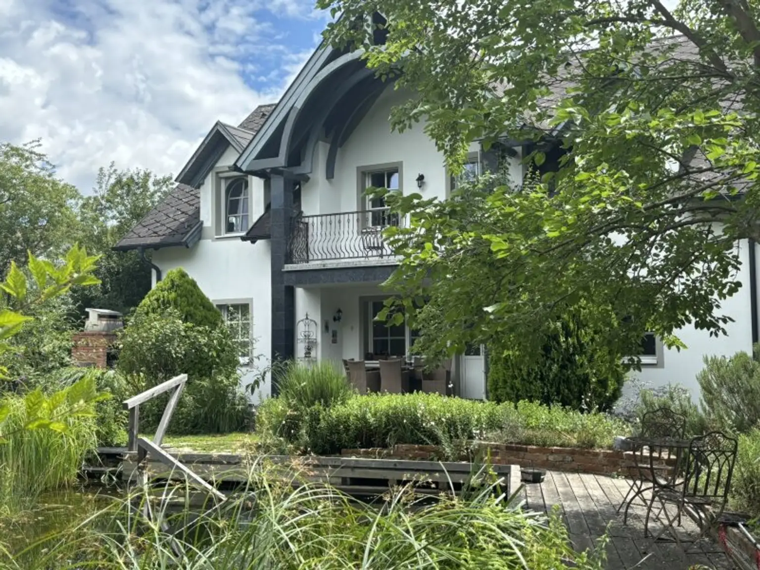 Luxus und Wohlbefinden - Traumvilla mit uneinsehbarem Garten in Grünlage