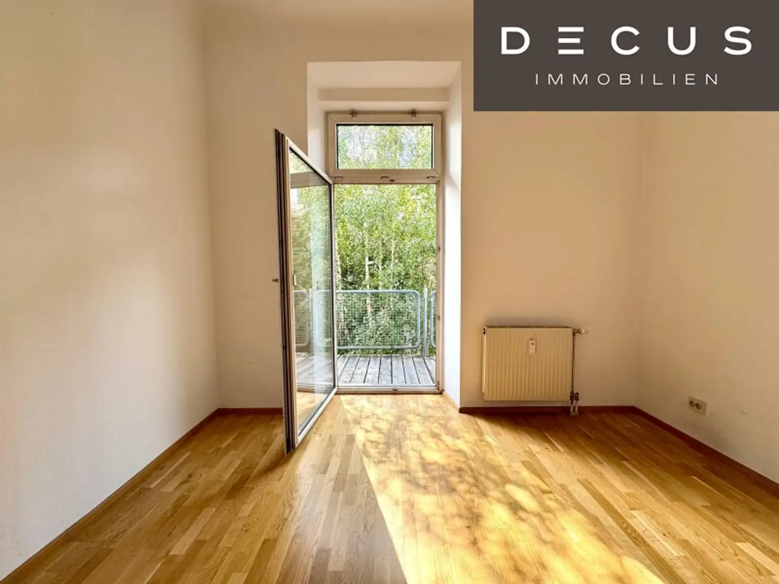 | CHARMANTE 2-ZIMMER-WOHNUNG MIT SONNIGEM BALKON | GRÜN- & SCHLOSSBERGBLICK | ca. 44,1m² | 2.OG | IDEALE LAGE
