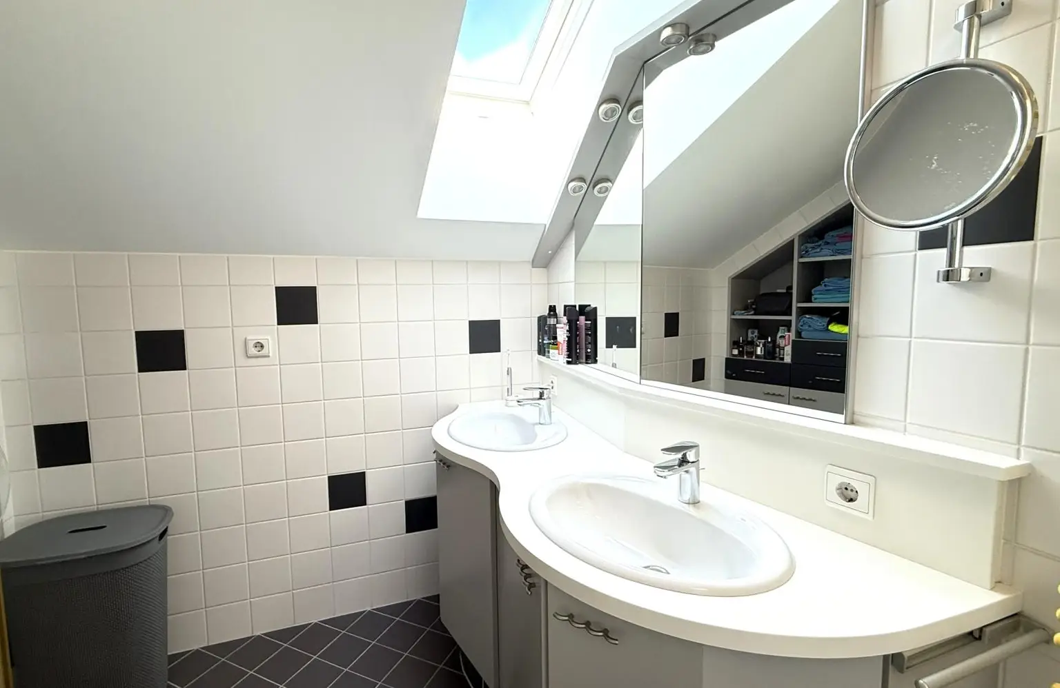 Badezimmer mit Dusche DG