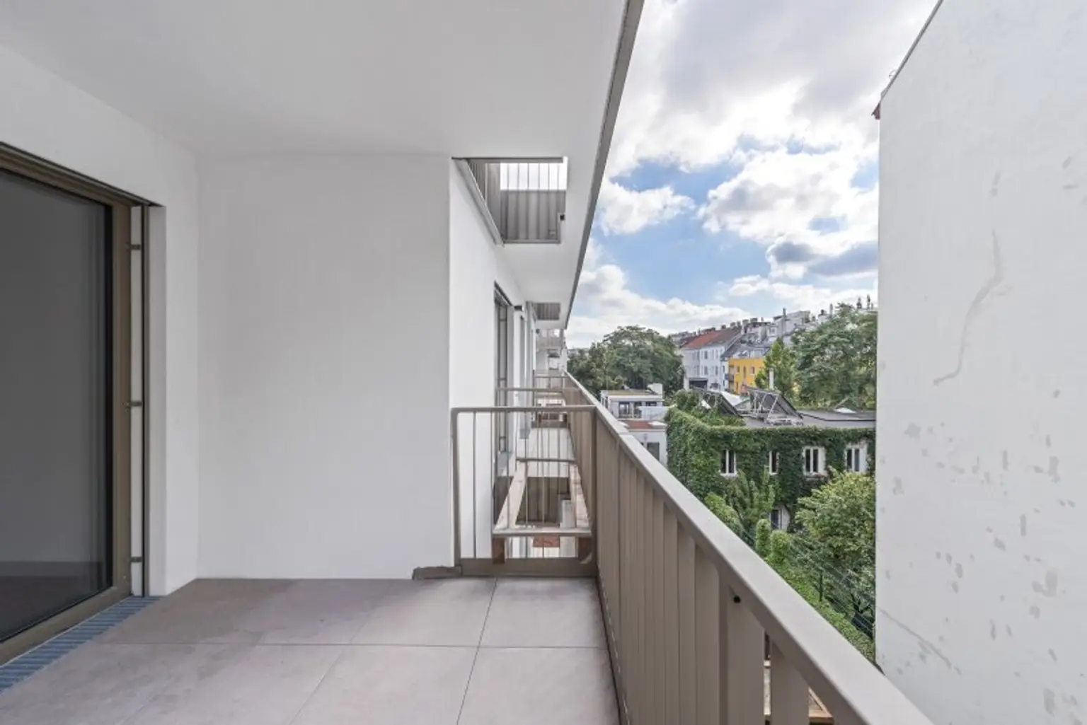 KOMPAKT, EFFIZIENT, URBAN MIT GROßEM BALKON - MODERNER WOHNKOMFORT IN HERNALS