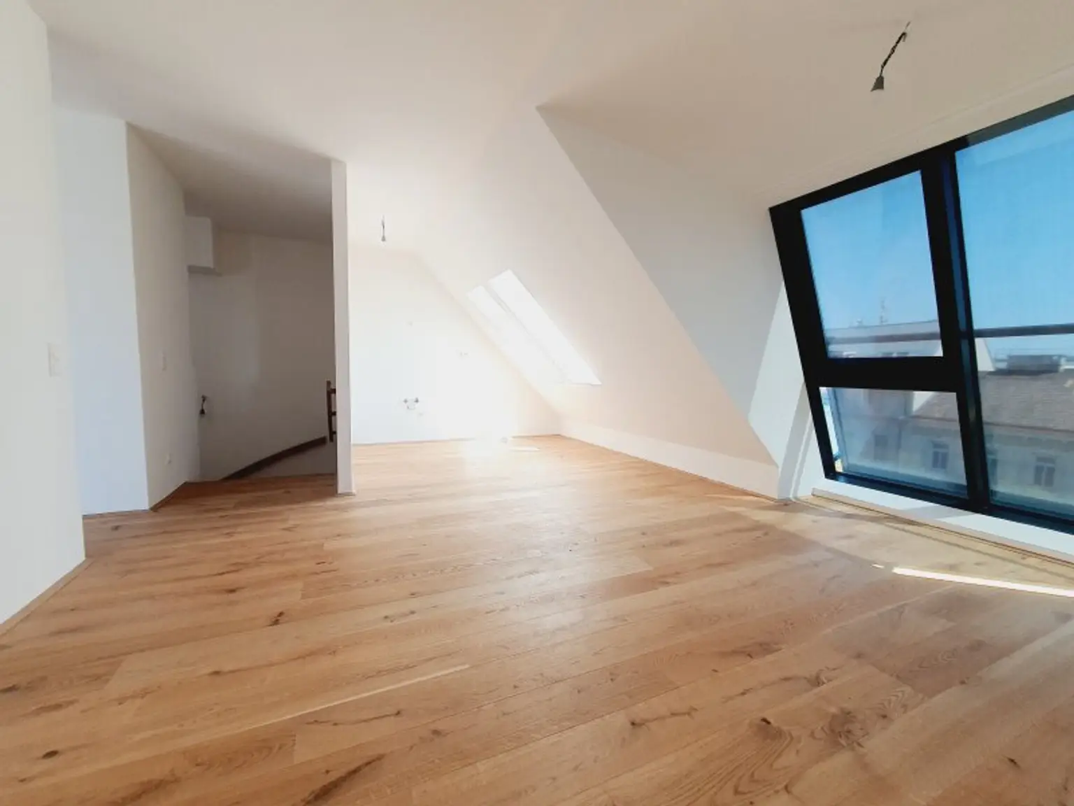 ERSTBEZUG - Sonnige Dachmaisonette mit 45m² Terrasse beim Hoffmann Platz