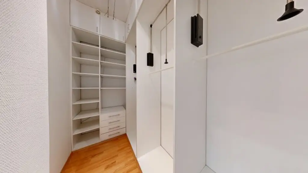 Der Traum einer jeden Frau - 2-Zimmer Altbauwohnung mit begehbarem Kleiderschrank
