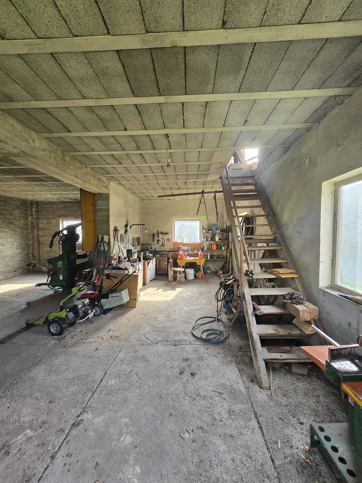 Garage mit Werkstattnische