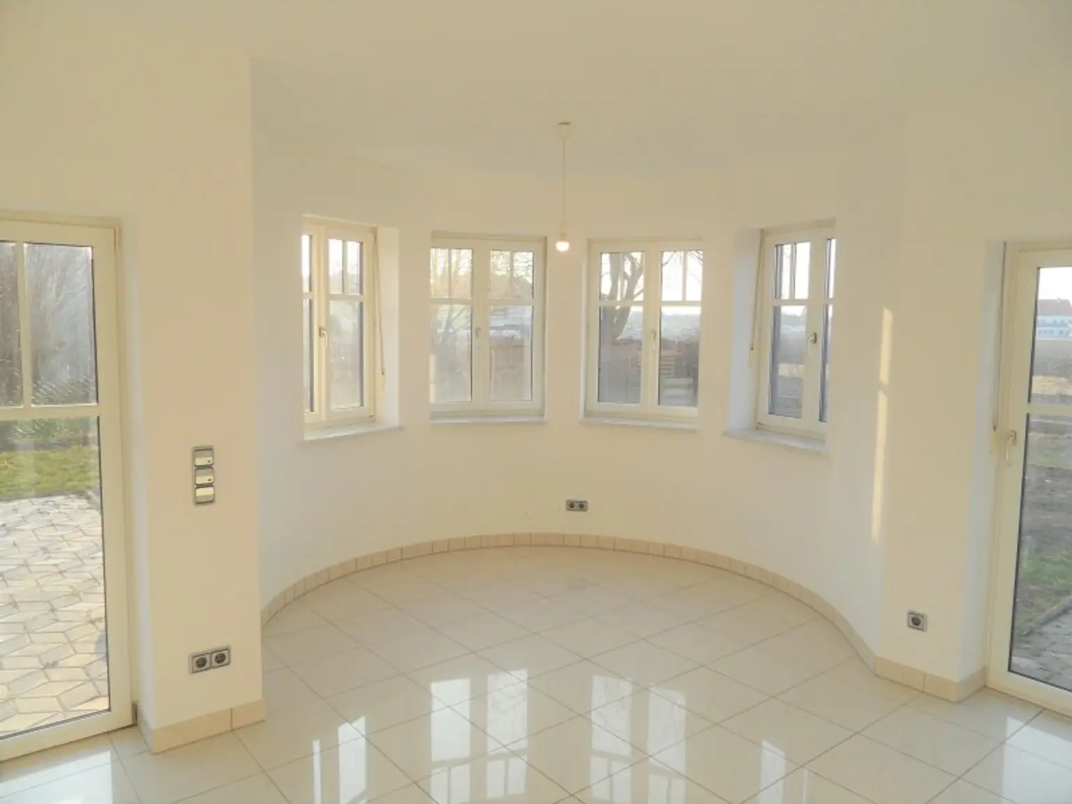 >> MIETHAUS mit 6 ZIMMER, DOPPELGARAGE, KELLER und EIGENGARTEN, am ORTSRAND!