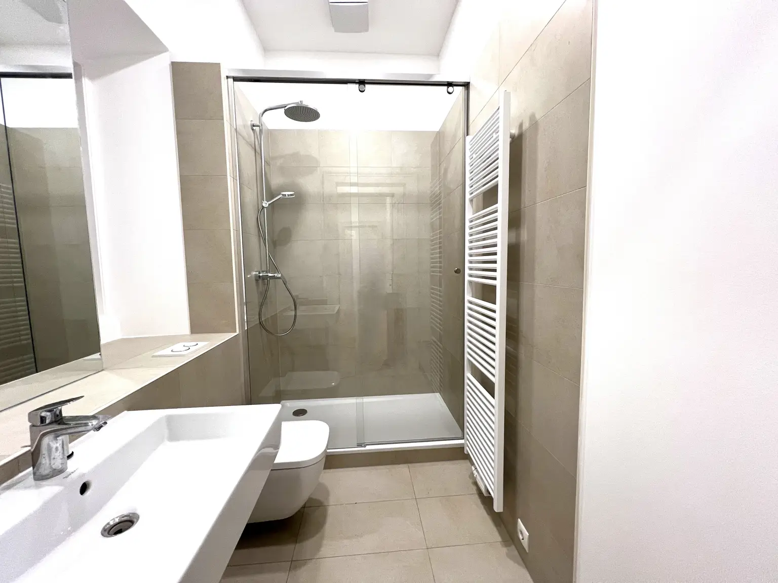 GENERALSANIERT: Klimatisierte 4-Zimmer-Wohnung mit fantastischer Stadtaussicht / Air-conditioned 4-room flat with fantastic city view