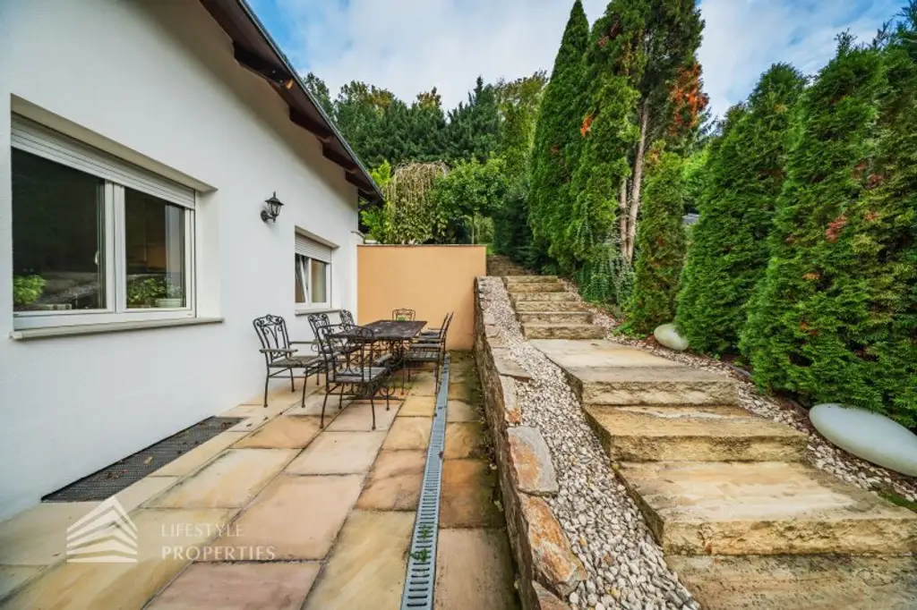 Luxuriöse Villa im Wienerwald – Beheizter Salzwasserpool, Gartenparadies & Premium-Parkmöglichkeiten