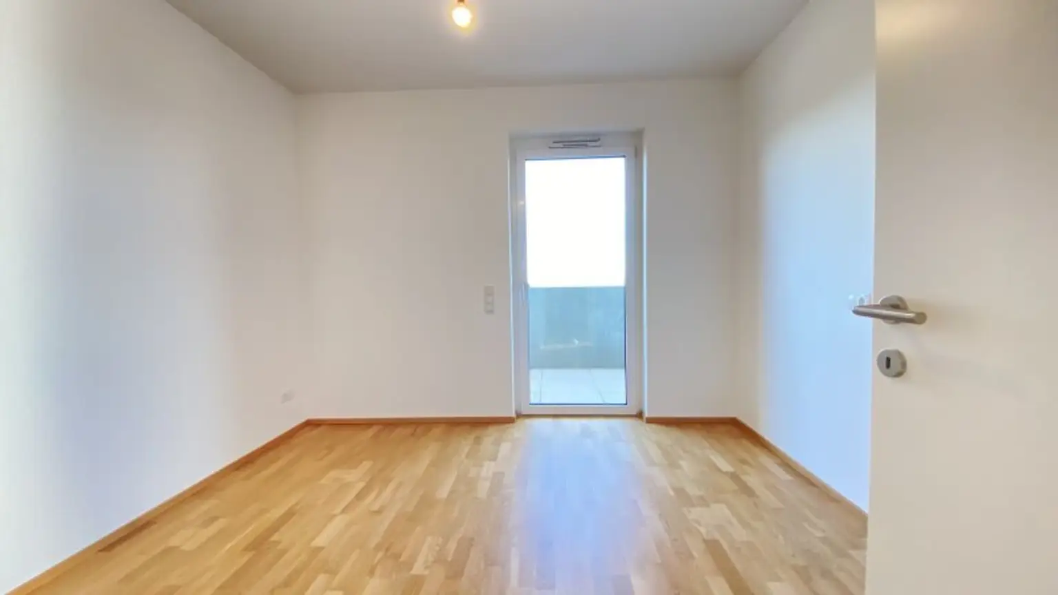 Neubau Erstbezug Schöne Drei Zimmer Wohnung mit Balkon und Süd-Ost Fernblick