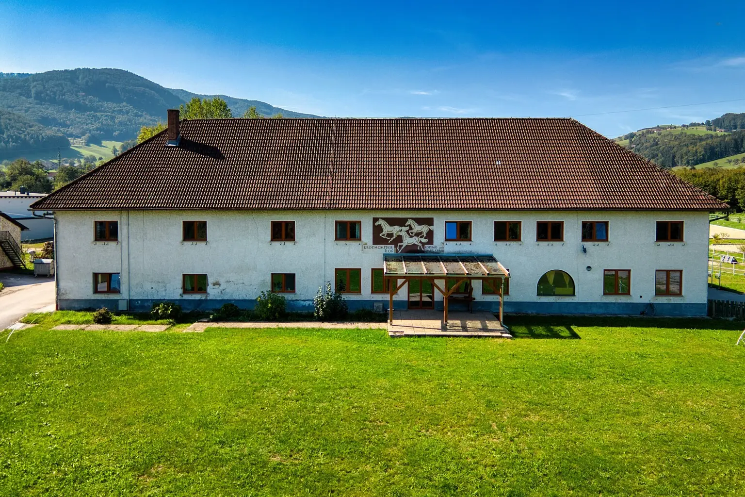 Reiterhof. Vierkanter. Wirtshaus. Zimmervermietung. Wohnungen. Natur.